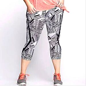Lane Bryant LIVI Active Black White Geometric 80s Vibe Capri Leggings Si…